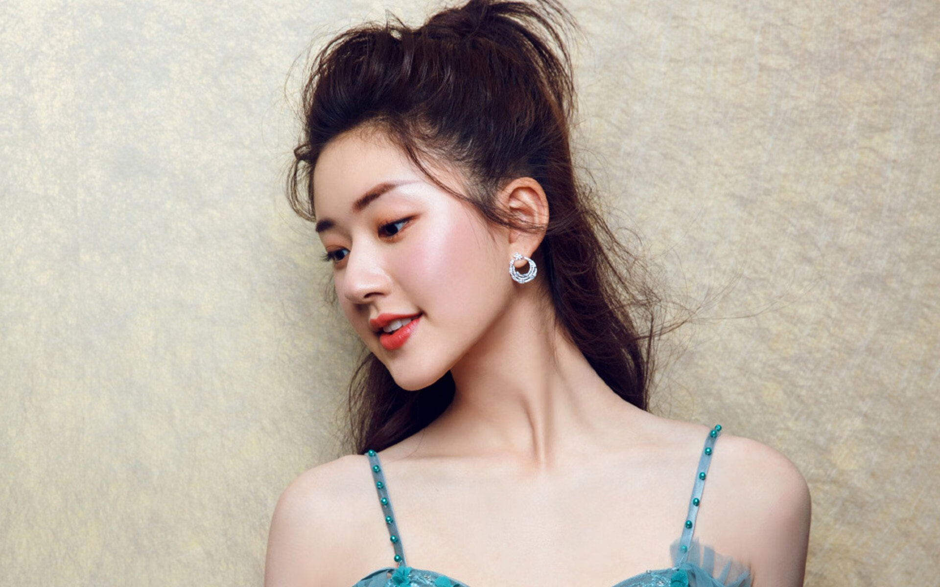 “攻防战激烈升温：谁能占据战术优势，领跑季后赛？”，攻防战视频