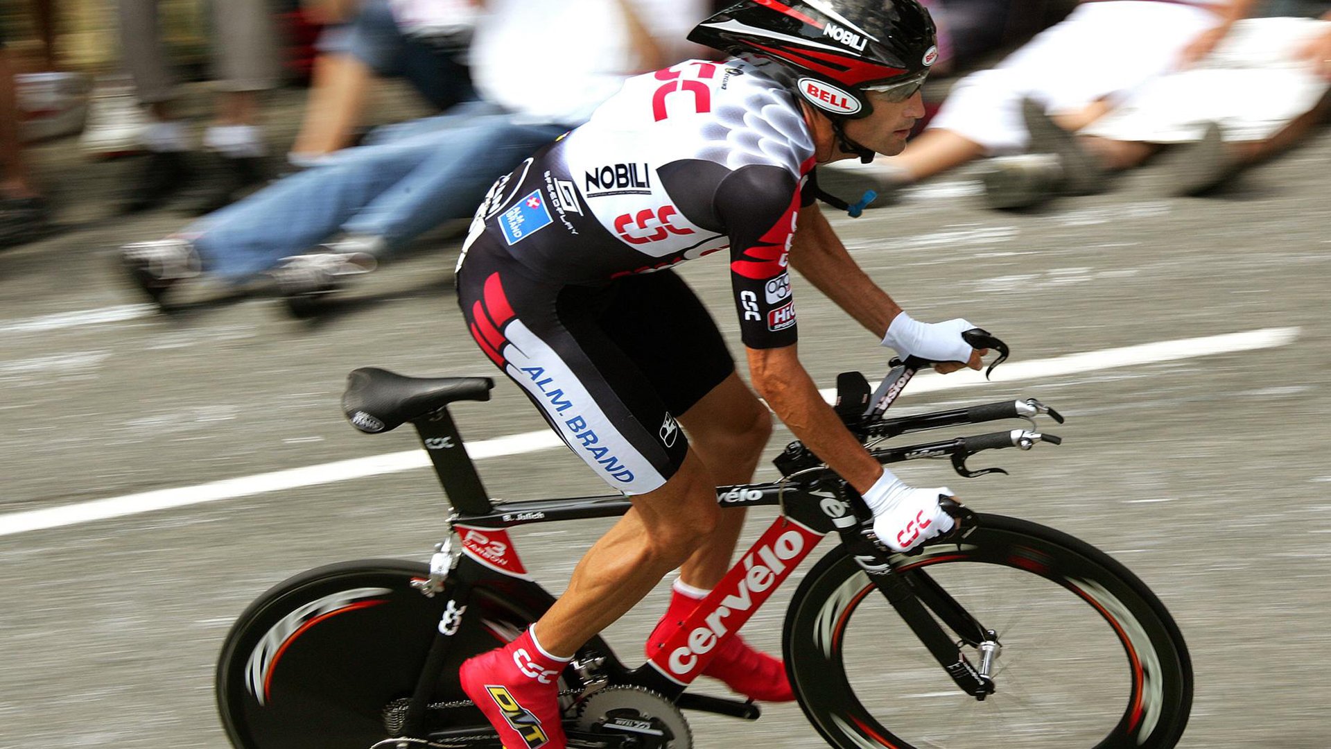 球迷狂欢:现场气氛爆棚,俱乐部大放异彩,球迷的疯狂举动